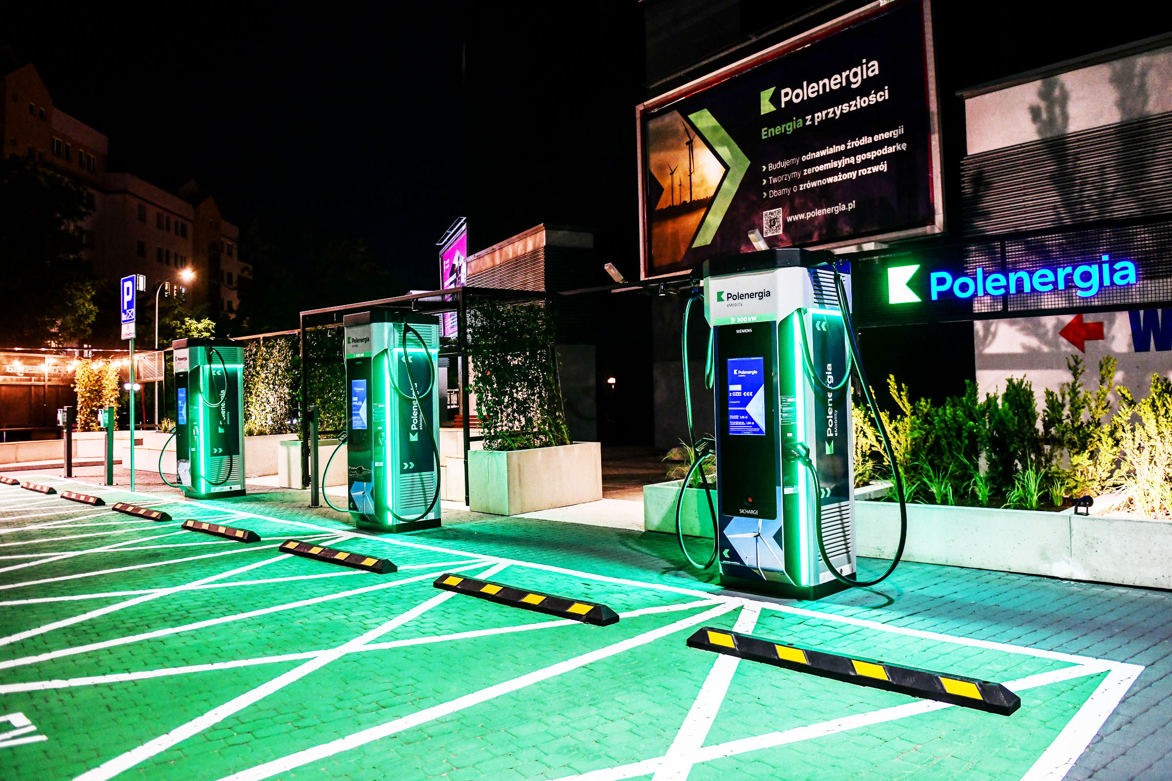 Polenergia eMobility Hub ładowania Blue city noc