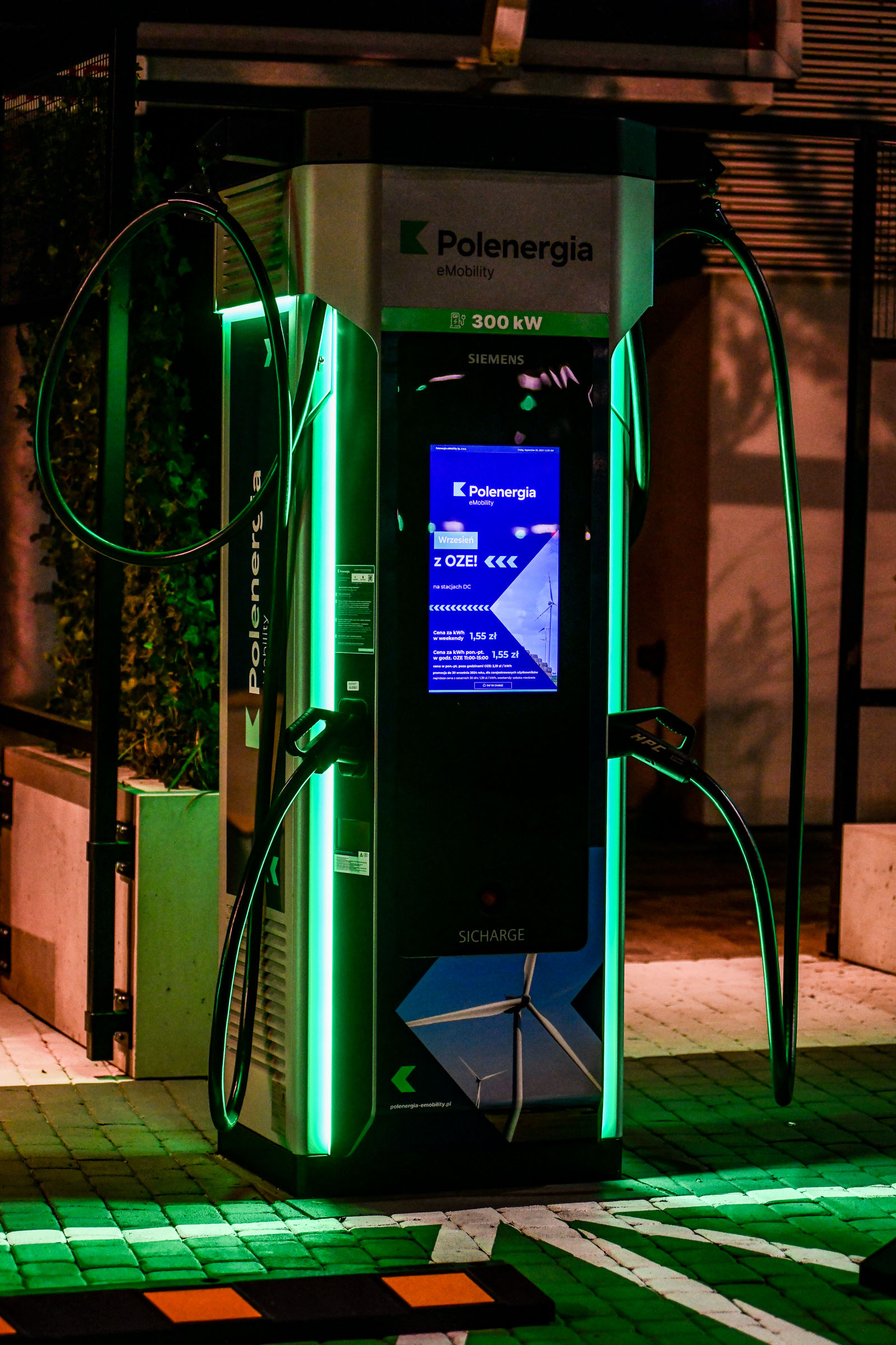 Polenergia eMobility Hub ładowania Blue city noc