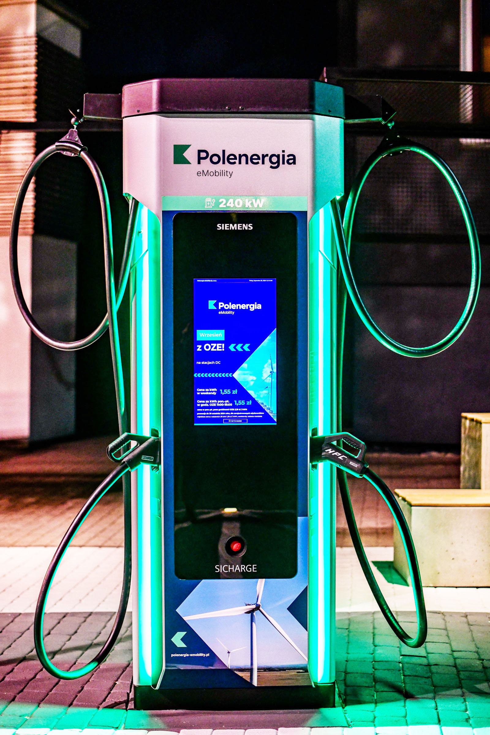 Polenergia eMobility Hub ładowania Blue city noc