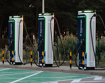 Polenergia eMobility Hub ładowania Blue city noc